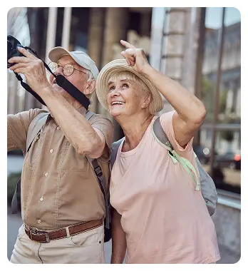 Para seniorów zwiedzająca miasto