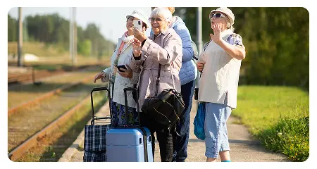 Seniorki z walizkami na peronie